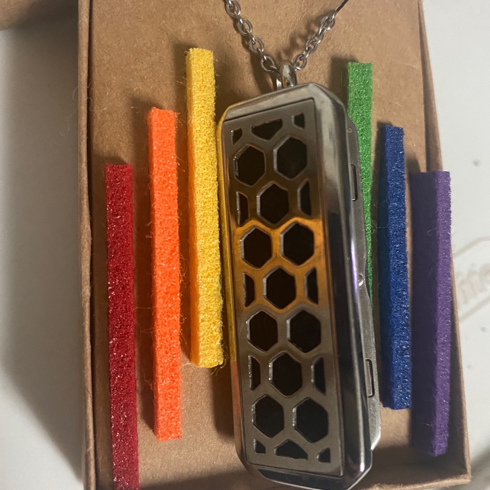 Silver Oil diffuser aromatherapy honey comb symbol necklace - Picture 3 of 6